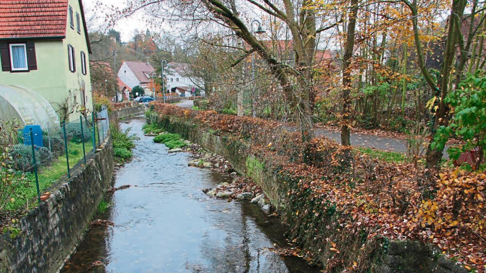 Idyllischer Kreuzbach in Aurich: Auch der Unterlauf des Gewässers wird in Kürze hinsichtlich des möglichen Hochwasserschutzes genauer betrachtet. Foto: Rücker