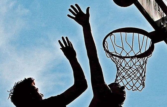 Streetballfestival in Stuttgart: Harte Kämpfe unter dem Korb.  Foto: Baumann