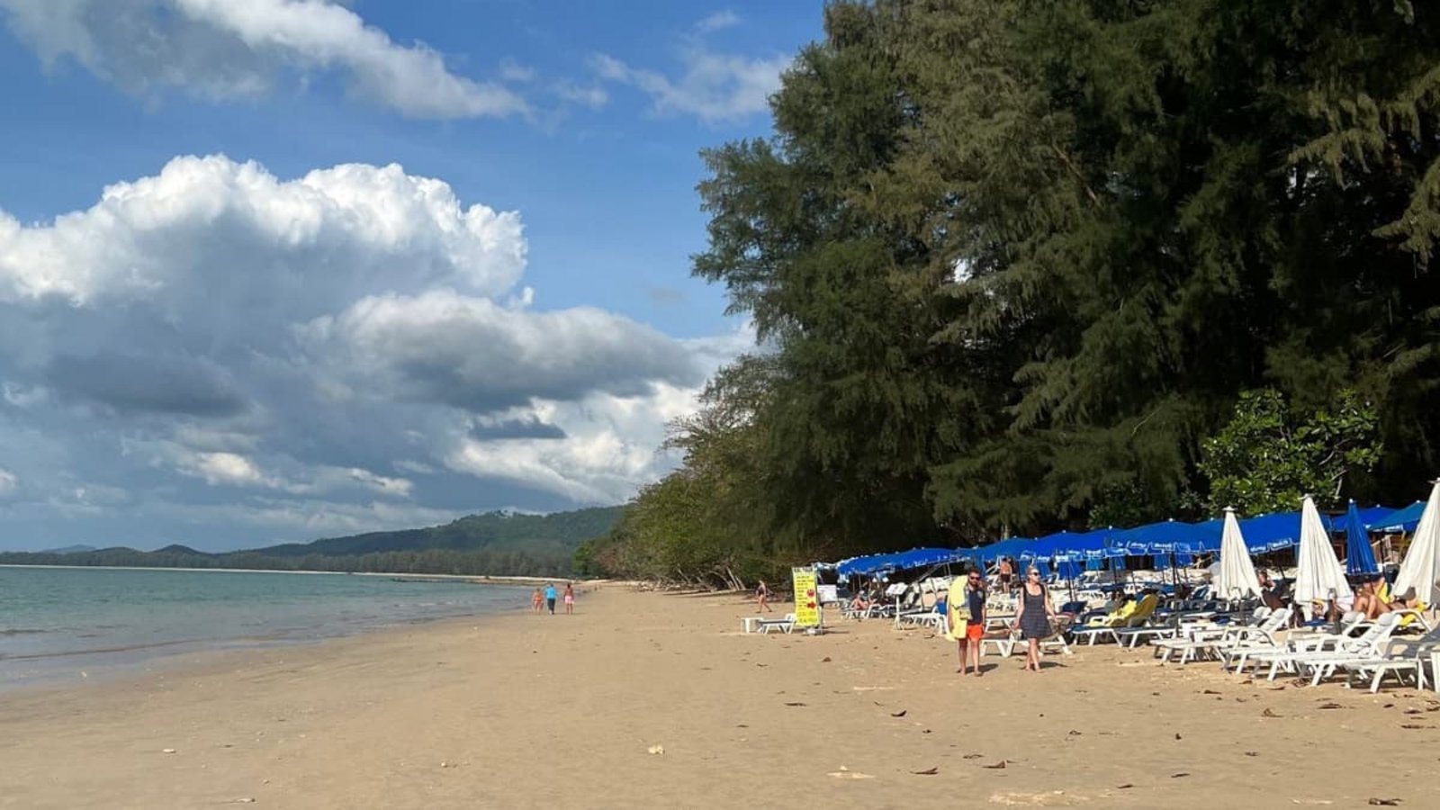 Sonne, Meer und Palmenstrände: Auch viele Touristen aus Deutschland zieht es dafür nach Khao Lak auf dem thailändischen Festland. Zwei Urlauber starben bei einem Unfall. (Archivbild)Carola Frentzen/dpa