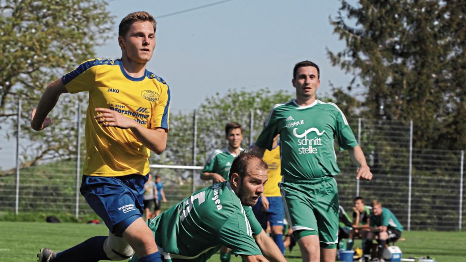 Sebastian Rapp und Christoph Glashauser (von rechts) schauen dem Ball hinterher – passend zur aktuellen Situation des SV Iptingen. Foto: Nachreiner