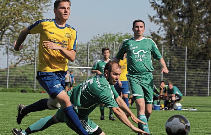 Sebastian Rapp und Christoph Glashauser (von rechts) schauen dem Ball hinterher – passend zur aktuellen Situation des SV Iptingen. Foto: Nachreiner