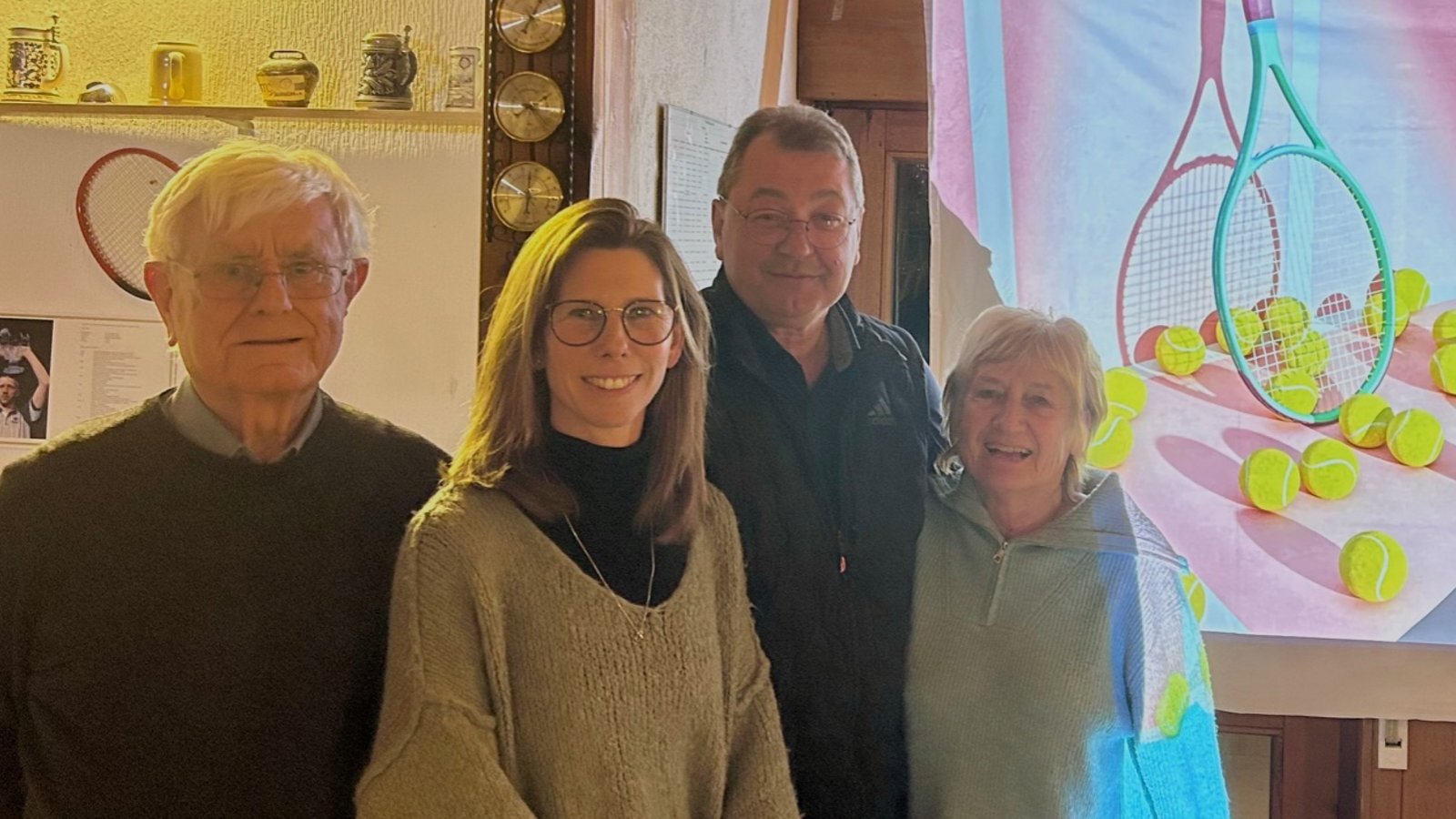 Wechsel im Vorstand des TC Aurich (von links): Dr. Helmut Weisschuh wird von Stephanie Irmer, Jürgen Klaus und Beate Schumacher verabschiedet.  Foto: p
