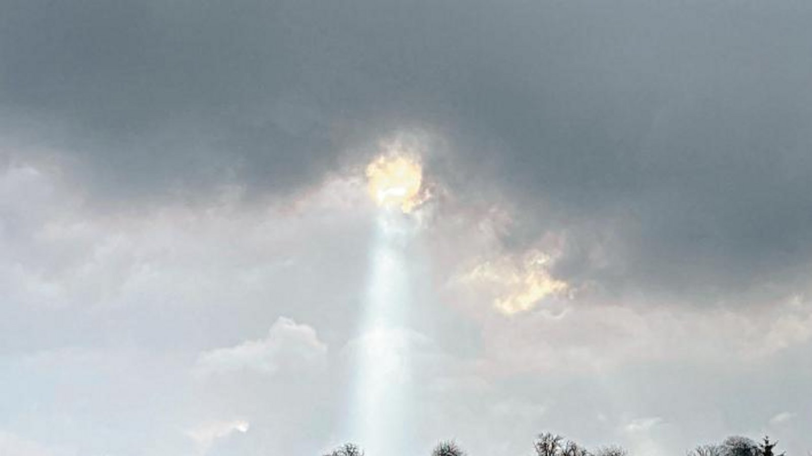 Ein Zeichen des Himmels? Ein Ufo? Oder doch einfach nur eine Wolkenlücke? Eingefangen hat dieses sehenswerte Phänomen Karl-Heinz Witt aus Nussdorf.