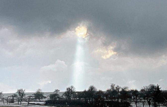 Ein Zeichen des Himmels? Ein Ufo? Oder doch einfach nur eine Wolkenlücke? Eingefangen hat dieses sehenswerte Phänomen Karl-Heinz Witt aus Nussdorf.