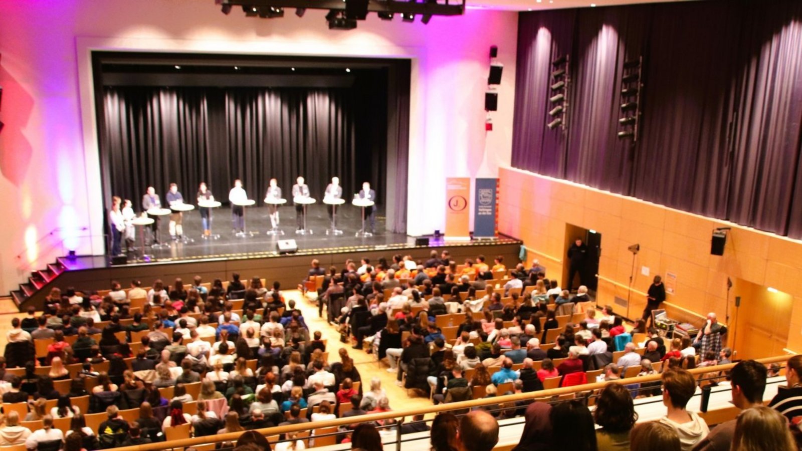 Die Plätze in der Stadthalle sind am Dienstagabend gut gefüllt. Die Plätze in der Stadthalle sind am Dienstagabend gut gefüllt.