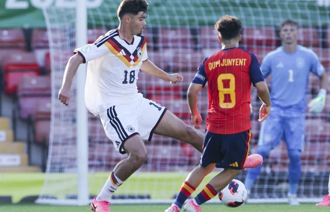 VfB-Jungprofi Mirza Catovic (li.), hier im Duell mit dem Spanier Quim Junyent,&nbsp; muss wie sein Vereinskollege und Torhüter Florian Hellstern (im Hintergrund) mit der DFB-Elf im EM-Finale eine Niederlage hinnehmen.<span class='image-autor'>IMAGO/DeFodi Images</span>