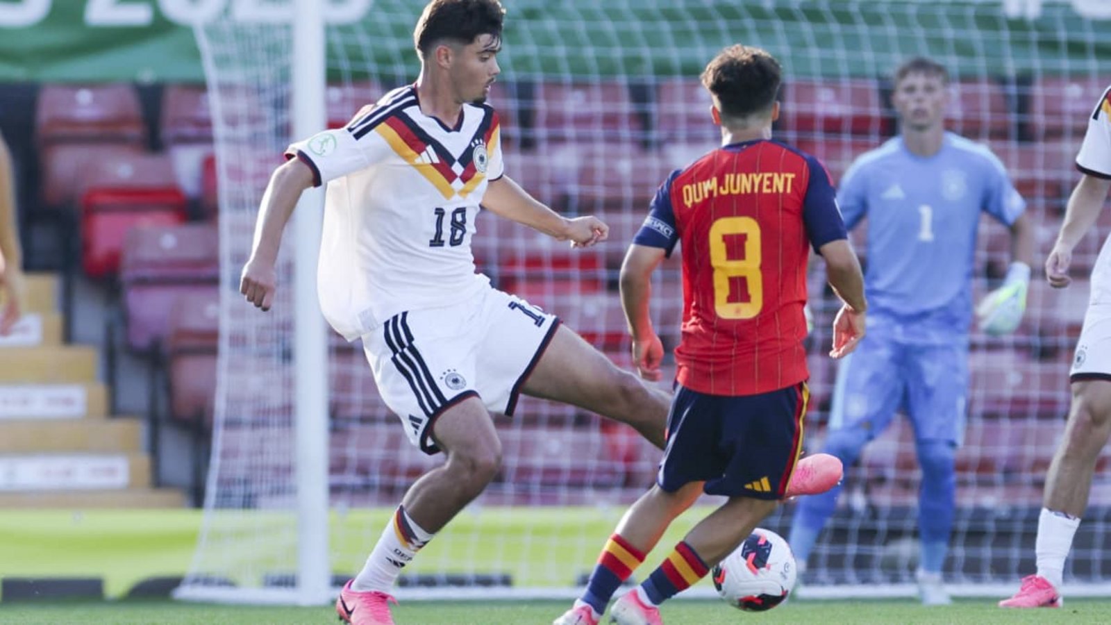 VfB-Jungprofi Mirza Catovic (li.), hier im Duell mit dem Spanier Quim Junyent,&nbsp; muss wie sein Vereinskollege und Torhüter Florian Hellstern (im Hintergrund) mit der DFB-Elf im EM-Finale eine Niederlage hinnehmen.IMAGO/DeFodi Images