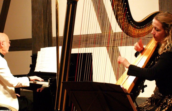Zwei, die wissen, was sie tun: Pianist Heiner Costabel begleitet die Harfenistin Emilie Jaulmes.  <span class='image-autor'>Foto: Filitz</span>