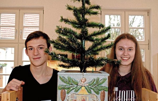 Claire Hagenlocher (rechts) und Jonathan Dick führen Aufsicht in Lienzingen und wachen auch über die putzigen Hasen.  Fotos: Stahlfeld