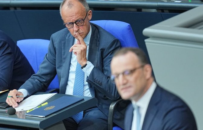 Kanzler Friedrich Merz nennt den Rücktritt Spahns „richtig und unvermeidlich“.<span class='image-autor'>Michael Kappeler/dpa</span>