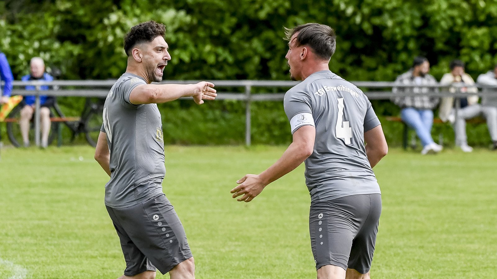 Erleichterung pur bei Cihat Aytac (von links) und Torschütze Marc Schwab über den Treffer zum 1:1-Ausgleich im wichtigen Heimspiel gegen den FV Kirchheim. Foto: Leitner Erleichterung pur bei Cihat Aytac (von links) und Torschütze Marc Schwab über den Treffer zum 1:1-Ausgleich im wichtigen Heimspiel gegen den FV Kirchheim. Foto: Leitner
