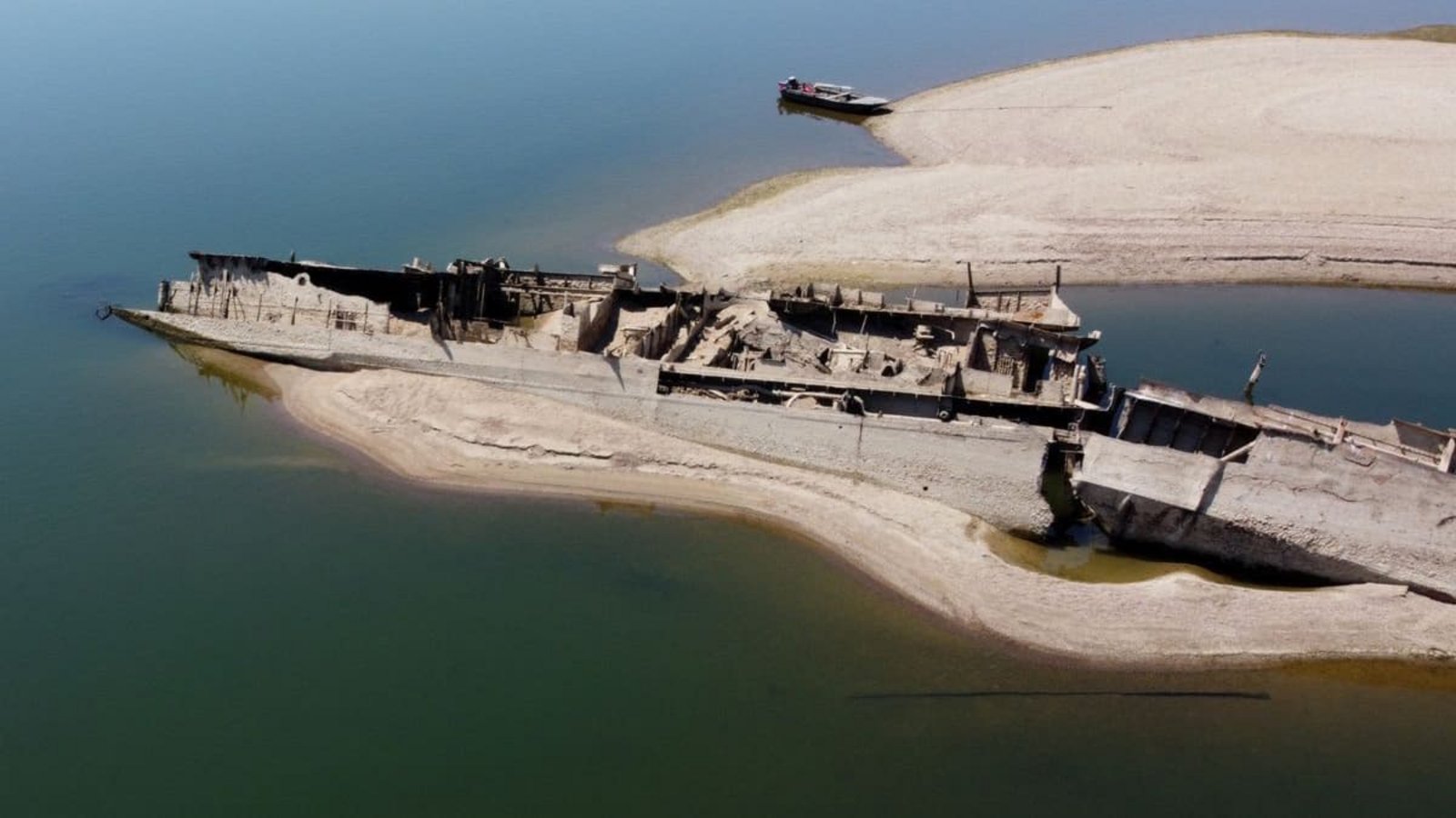 Am 6. und 7. September 1944 wurde in der Donau die „Schwarzmeerflotte“ der deutschen Kriegsmarine auf Befehl von Konteradmiral (Ing.) Paul-Willy Zieb versenkt, um den Wasserweg unpassierbar zu machen. Ursprünglich war geplant gewesen den Konvoi von ungefähr 200 Kriegs- und Frachtschiffen mit rund 8000 Soldaten und Zivilisten vor den sich nähernden Truppen der Roten Armee zurück ins Reich zu führen.Darko Vojinovic/AP/dpa Am 6. und 7. September 1944 wurde in der Donau die „Schwarzmeerflotte“ der deutschen Kriegsmarine auf Befehl von Konteradmiral (Ing.) Paul-Willy Zieb versenkt, um den Wasserweg unpassierbar zu machen. Ursprünglich war geplant gewesen den Konvoi von ungefähr 200 Kriegs- und Frachtschiffen mit rund 8000 Soldaten und Zivilisten vor den sich nähernden Truppen der Roten Armee zurück ins Reich zu führen.Darko Vojinovic/AP/dpa
