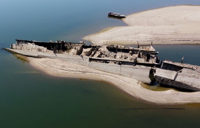 Am 6. und 7. September 1944 wurde in der Donau die „Schwarzmeerflotte“ der deutschen Kriegsmarine auf Befehl von Konteradmiral (Ing.) Paul-Willy Zieb versenkt, um den Wasserweg unpassierbar zu machen. Ursprünglich war geplant gewesen den Konvoi von ungefähr 200 Kriegs- und Frachtschiffen mit rund 8000 Soldaten und Zivilisten vor den sich nähernden Truppen der Roten Armee zurück ins Reich zu führen.<span class='image-autor'>Darko Vojinovic/AP/dpa</span>