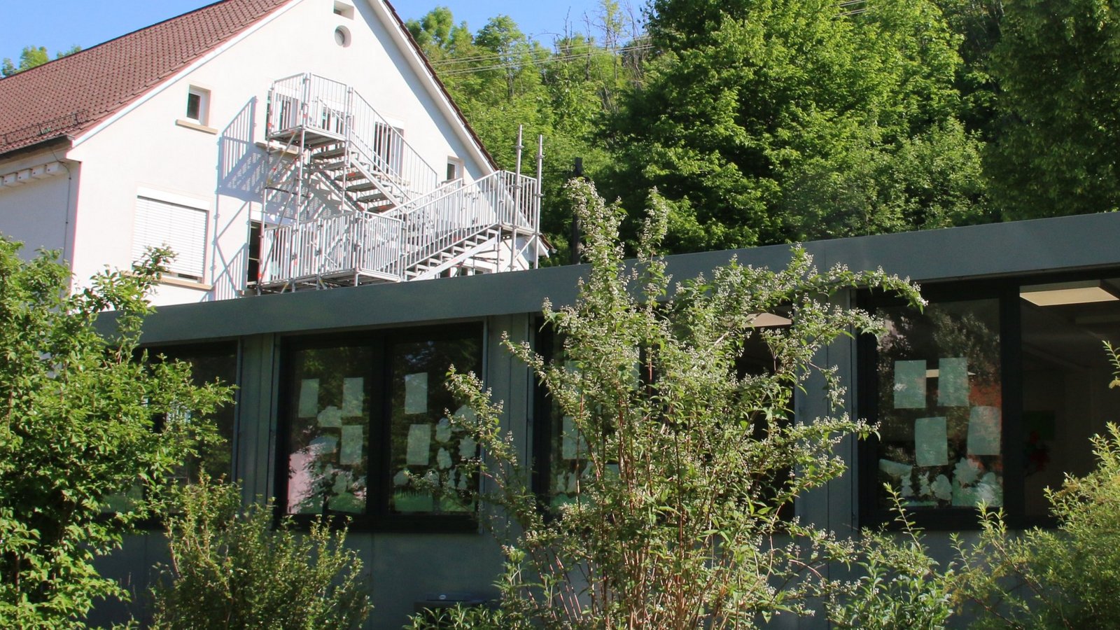 Um den Schulbetrieb in Aurich zu erhalten, sind eine Gerüst-Rettungstreppe und ein Container als Klassenzimmer aufgestellt worden. Nun naht die Sanierung. Foto: Rieger Um den Schulbetrieb in Aurich zu erhalten, sind eine Gerüst-Rettungstreppe und ein Container als Klassenzimmer aufgestellt worden. Nun naht die Sanierung. Foto: Rieger