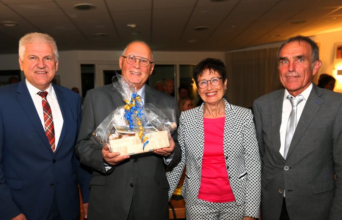 Geburtstagsgratulanten (von links): Gerd Maisch, Jubilar Werner Somlai mit Ehefrau Carmen Somlai und Erich Bannert. <span class='image-autor'>Foto: Küppers</span>