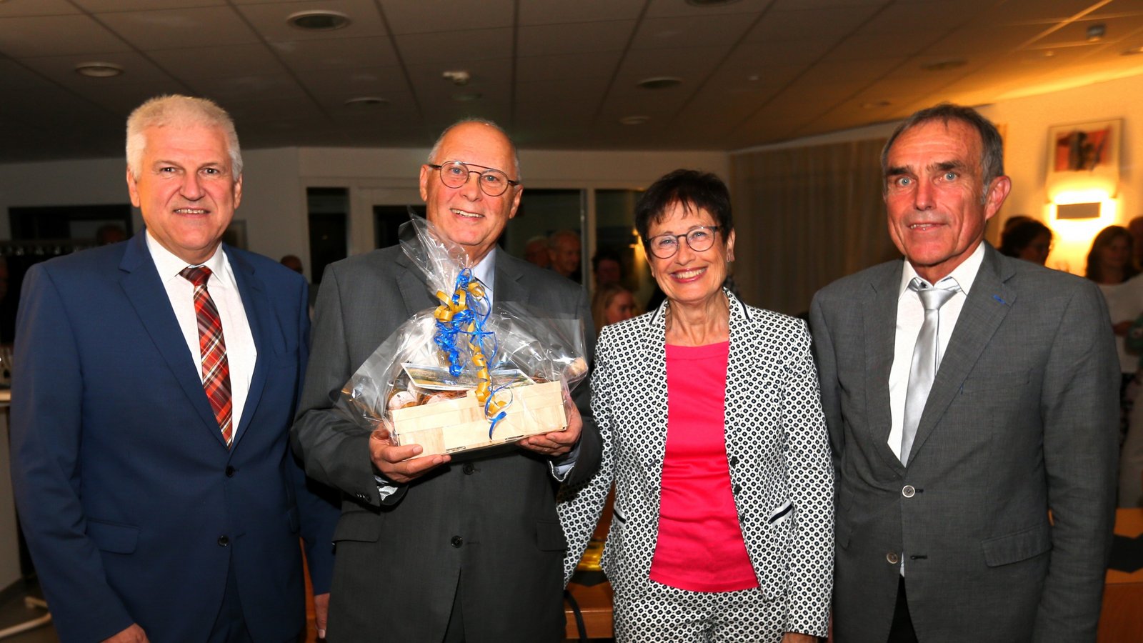 Geburtstagsgratulanten (von links): Gerd Maisch, Jubilar Werner Somlai mit Ehefrau Carmen Somlai und Erich Bannert. Foto: Küppers Geburtstagsgratulanten (von links): Gerd Maisch, Jubilar Werner Somlai mit Ehefrau Carmen Somlai und Erich Bannert. Foto: Küppers