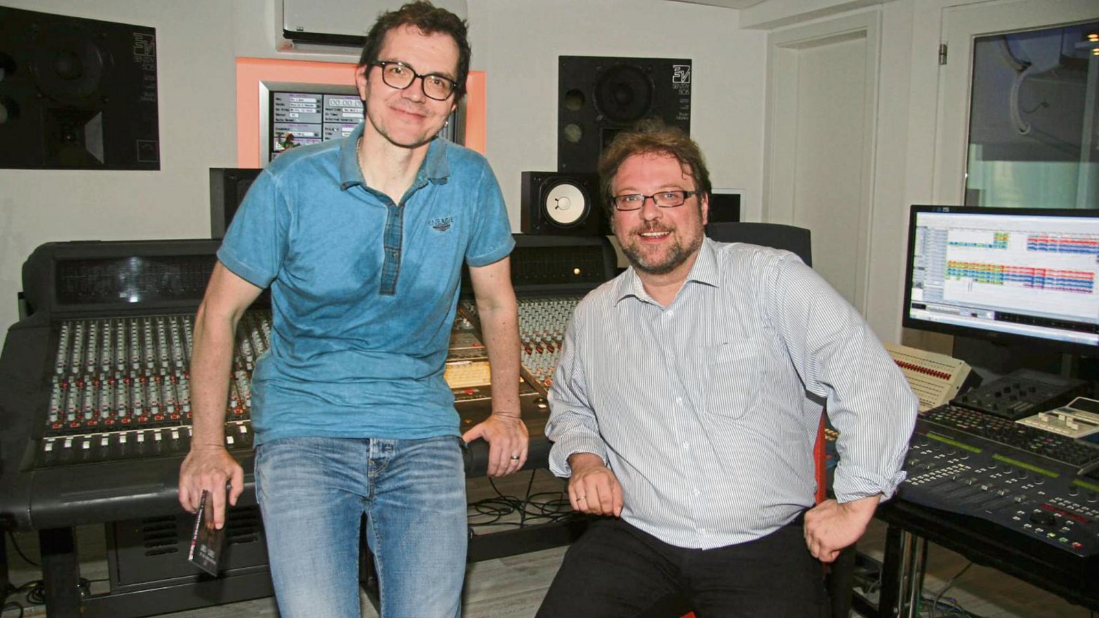 Die Mischanlagen sind ihr Werkzeug: Michael Dippon und Marcus Zierle (von links) mit ihren „Instrumenten“. Foto: Thomaser Die Mischanlagen sind ihr Werkzeug: Michael Dippon und Marcus Zierle (von links) mit ihren „Instrumenten“. Foto: Thomaser
