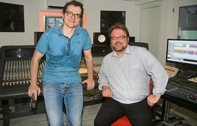 Die Mischanlagen sind ihr Werkzeug: Michael Dippon und Marcus Zierle (von links) mit ihren „Instrumenten“.  Foto: Thomaser
