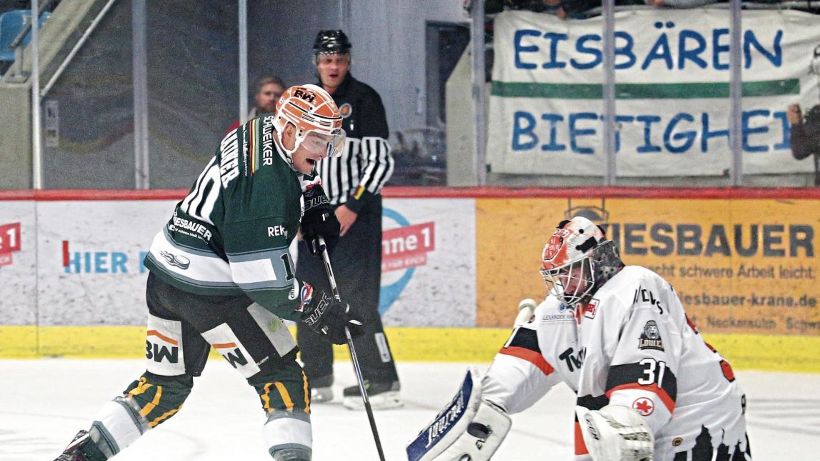 Bad Nauheims Goalie Felix Bick (rechts) war am Dienstag nicht zu bezwingen. Die Steelers um Norman Hauner (links) gingen mit ihren Chancen allerdings auch fahrlässig um. Foto: Archiv/Baumann Bad Nauheims Goalie Felix Bick (rechts) war am Dienstag nicht zu bezwingen. Die Steelers um Norman Hauner (links) gingen mit ihren Chancen allerdings auch fahrlässig um. Foto: Archiv/Baumann