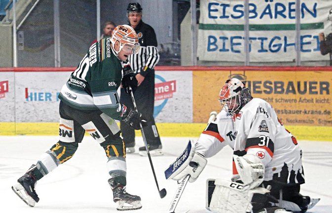 Bad Nauheims Goalie Felix Bick (rechts) war am Dienstag nicht zu bezwingen. Die Steelers um Norman Hauner (links) gingen mit ihren Chancen allerdings auch fahrlässig um. Foto: Archiv/Baumann