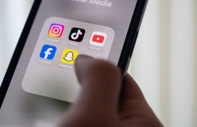 Frankreich will künftig Social Media für unter 15-Jährige verbieten.<span class='image-autor'>Alicia Windzio/dpa (Symbolbild)</span>