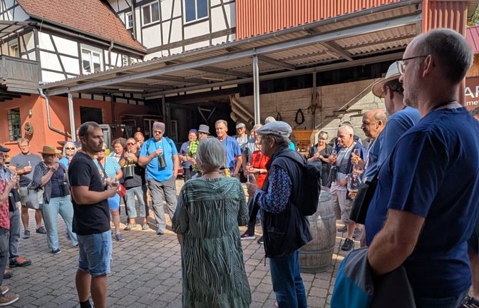 Präsident Tobias Fessler (links) empfängt die Gäste im Mühlenhof. Foto: p