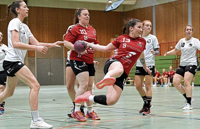 Lisa Schmidt trägt fünf Treffer zum ungefährtdeten 26:21-Erfolg des HC Metter-Enz gegen HB Ludwigsburg III bei. Foto: Leitner