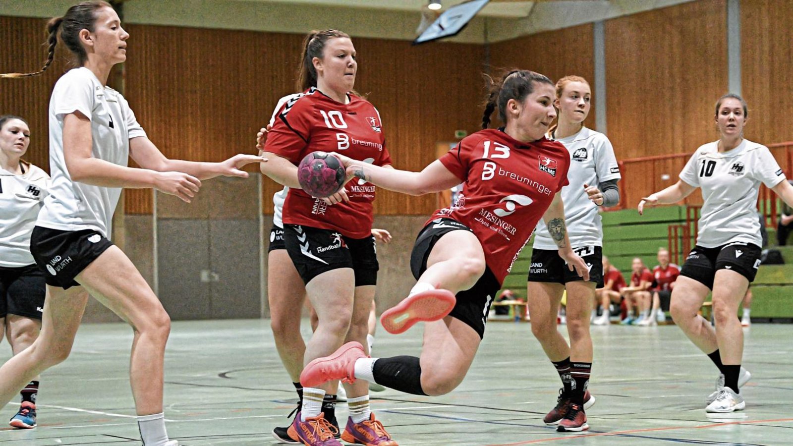 Lisa Schmidt trägt fünf Treffer zum ungefährtdeten 26:21-Erfolg des HC Metter-Enz gegen HB Ludwigsburg III bei. Foto: Leitner Lisa Schmidt trägt fünf Treffer zum ungefährtdeten 26:21-Erfolg des HC Metter-Enz gegen HB Ludwigsburg III bei. Foto: Leitner