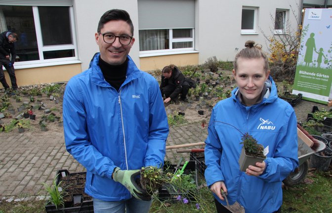 Projektleiterin Aniela Arnold und Heimleiter Michael Dohrmann freuen sich auf die künftige Blütenpracht am Haus im Schlösslesgarten.  <span class='image-autor'>Fotos: Banholzer</span>