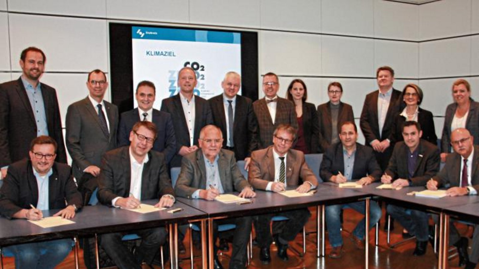 Wollen ihrer Vorbildfunktion gerecht werden und den Klimaschutzpakt Baden-Württemberg stärken: 14 Verwaltungschefs haben mit ihrer Unterschrift ein deutliches Signal für den Klimaschutz auf kommunaler Ebene gesetzt zur sichtlichen Freude von Landrat Bastian Rosenau und Erstem Landesbeamten Wolfgang Herz (hinten Erster und Sechster von links). Mit dabei auch Mühlacker und Maulbronn. Foto: LE Wollen ihrer Vorbildfunktion gerecht werden und den Klimaschutzpakt Baden-Württemberg stärken: 14 Verwaltungschefs haben mit ihrer Unterschrift ein deutliches Signal für den Klimaschutz auf kommunaler Ebene gesetzt zur sichtlichen Freude von Landrat Bastian Rosenau und Erstem Landesbeamten Wolfgang Herz (hinten Erster und Sechster von links). Mit dabei auch Mühlacker und Maulbronn. Foto: LE