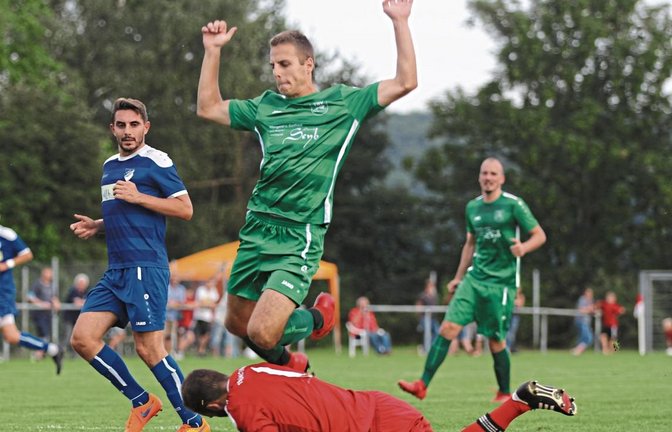 Münchingens Torwart Maximilian Kunz spielt mit und ist vor Leon Ellwein (oben) am Ball. Foto: Nachreiner