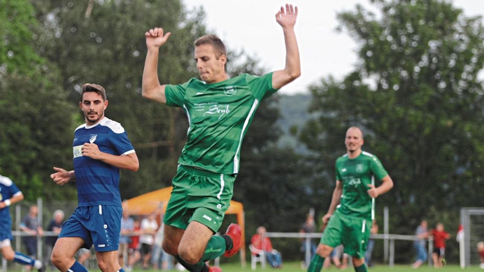 Münchingens Torwart Maximilian Kunz spielt mit und ist vor Leon Ellwein (oben) am Ball. Foto: Nachreiner