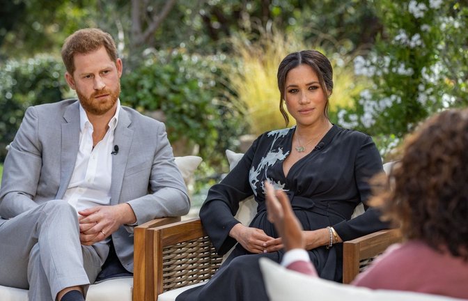 HANDOUT - Moderatorin Oprah Winfrey (r) interviewt Prinz Harry und dessen Ehefrau Herzogin Meghan. (zu dpa: «Harrys und Meghans Rückkehr: Warum - und warum jetzt?»)<span class='image-autor'>Joe Pugliese/Harpo Productions/PA Media/dpa</span>