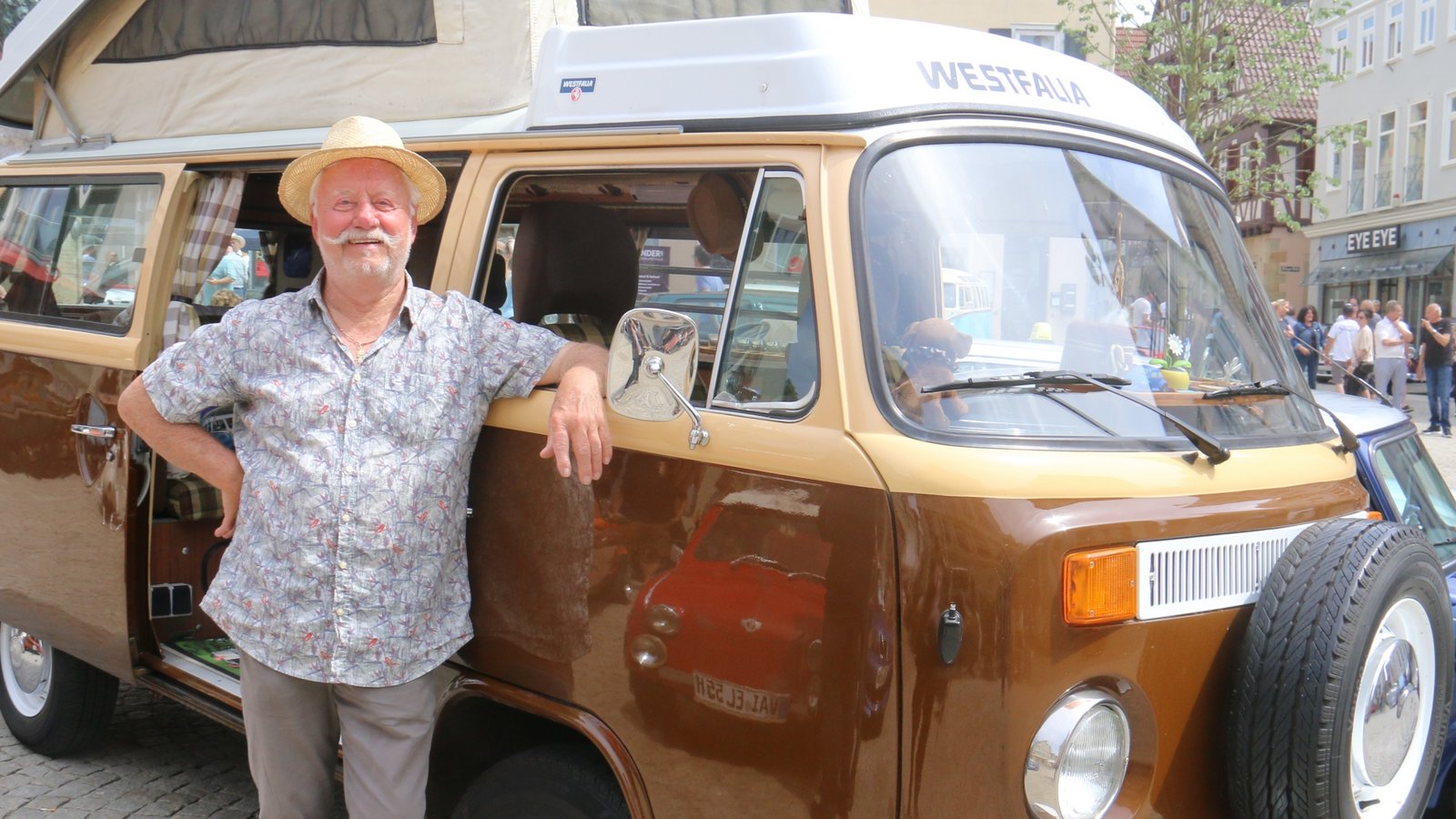 Nicht nur ein Schaustück: Heinz Effenberger ist mit seinem VW Bulli aus Eppingen zum Vaihinger Treffen gekommen, nutzt den Bulli aber auch für Camping-Urlaub.
