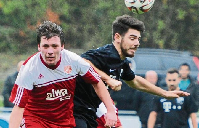 Im Hinspiel gegen Hohenhaslach war Kevin Stotz (rechts) voll dabei. Vor dem Rückspiel ist sein Einsatz wegen Knieproblemen fraglich. Foto: Leitner