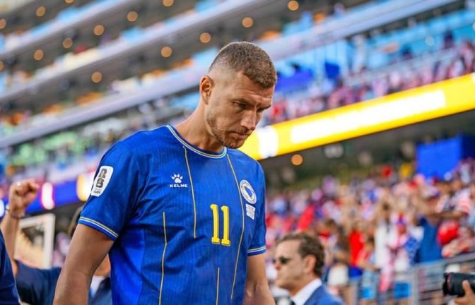 Trauer bei Routinier Edin Dzeko nach dem WM-Aus im Sechzehntelfinale von Bosnien-Herzegowina.<span class='image-autor'>Imago</span>