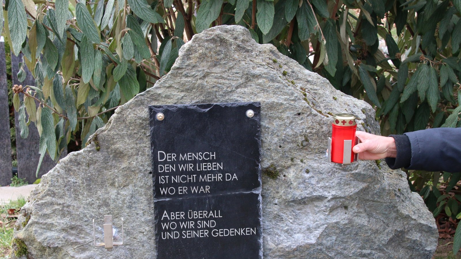 Auf Initiative einer Horrheimer Bürgerin, mit tatkräftiger Unterstützung des städtischen Bauhofs und mit finanzieller Unterstützung des Ortschaftsrates gibt es jetzt auf dem Horrheimer Friedhof einen Gedenkstein. Dieser steht direkt beim Haupteingang und ist für all die Menschen gedacht, die für einen Verstorbenen, dessen Grabstein nicht auf dem Horrheimer Friedhof ist, eine Kerze anzünden wollen. Foto: Bögel