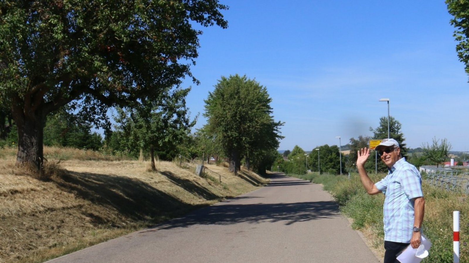 1. Los gehts im Nebenweg, Bernhard Beck von der Ortsgruppe Enzweihingen winkt.