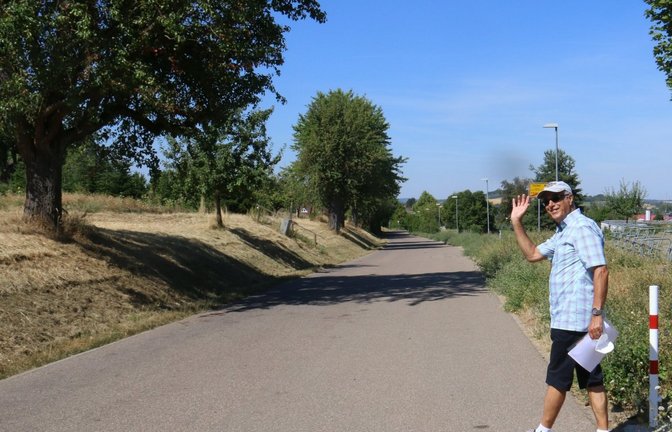1. Los gehts im Nebenweg, Bernhard Beck von der Ortsgruppe Enzweihingen winkt.