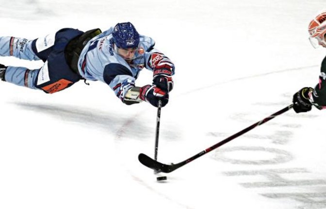 Da hilft aller Einsatz von Ravensburgs Olivier Hinse nichts – die Steelers (rechts Rene Schoofs) dominieren das Spiel gegen die Towerstars und gewinnen mit 4:1. Foto: Baumann