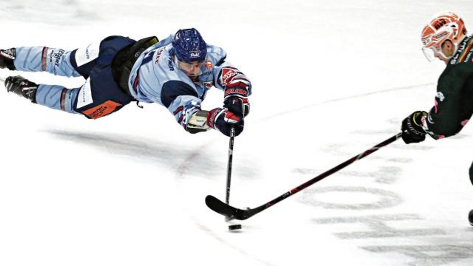 Da hilft aller Einsatz von Ravensburgs Olivier Hinse nichts – die Steelers (rechts Rene Schoofs) dominieren das Spiel gegen die Towerstars und gewinnen mit 4:1. Foto: Baumann Da hilft aller Einsatz von Ravensburgs Olivier Hinse nichts – die Steelers (rechts Rene Schoofs) dominieren das Spiel gegen die Towerstars und gewinnen mit 4:1. Foto: Baumann