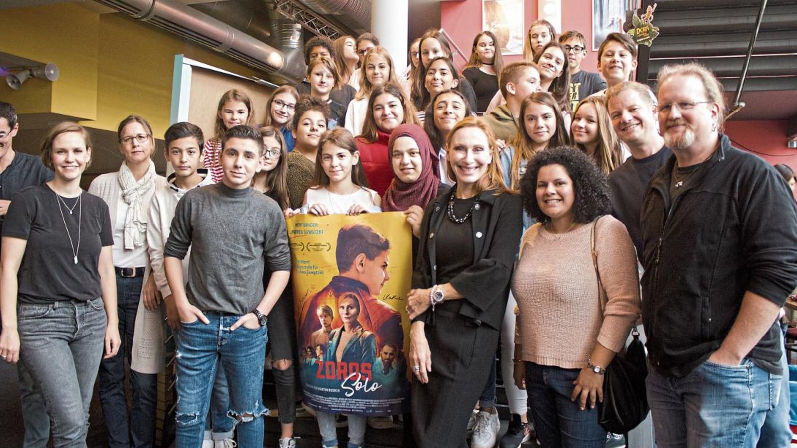 Gruppenfoto der Schlossbergschüler mit den Hauptdarstellern Mert Dincer, Andrea Sawatzki und Produzentin Kathrin Tabler.  Foto: Friedrich