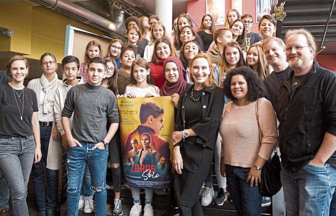 Gruppenfoto der Schlossbergschüler mit den Hauptdarstellern Mert Dincer, Andrea Sawatzki und Produzentin Kathrin Tabler.  Foto: Friedrich