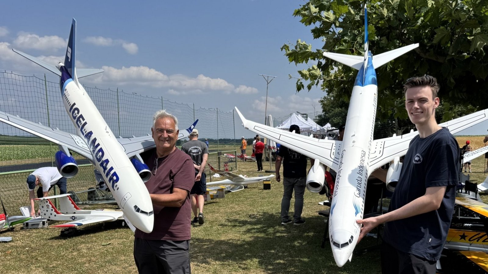 Leidenschaft für große Flieger: Jürgen Föll (links) und Luca Burkhardt mit ihren Boeing 737 MAX8. Leidenschaft für große Flieger: Jürgen Föll (links) und Luca Burkhardt mit ihren Boeing 737 MAX8.