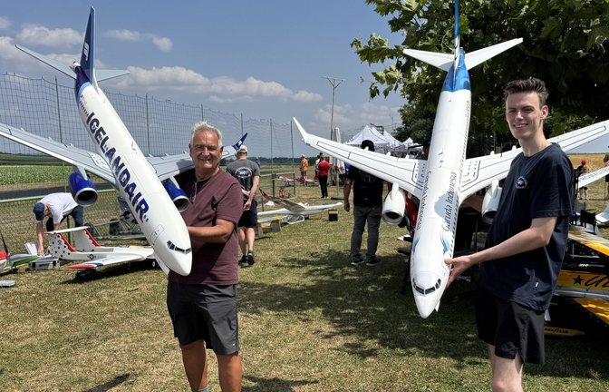 Leidenschaft für große Flieger: Jürgen Föll (links) und Luca Burkhardt mit ihren Boeing 737 MAX8.