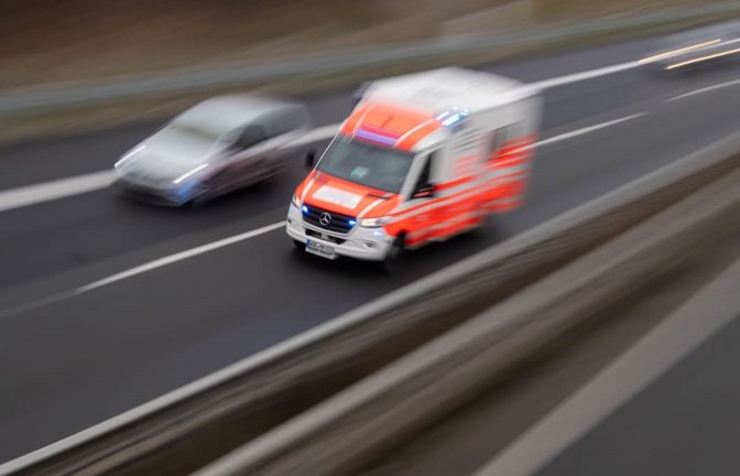 Ein Auto kam bei Regensburg von der A3 ab und schleuderte auf eine Bahntrasse. (Symbolbild)<span class='image-autor'>Julian Stratenschulte/dpa</span>