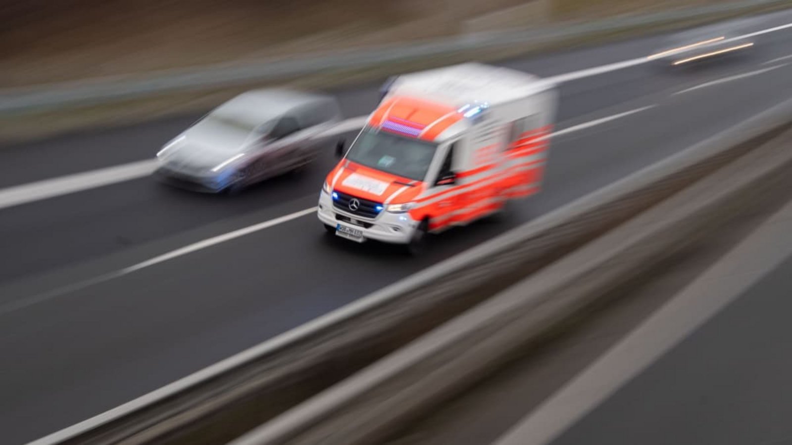 Ein Auto kam bei Regensburg von der A3 ab und schleuderte auf eine Bahntrasse. (Symbolbild)Julian Stratenschulte/dpa Ein Auto kam bei Regensburg von der A3 ab und schleuderte auf eine Bahntrasse. (Symbolbild)Julian Stratenschulte/dpa