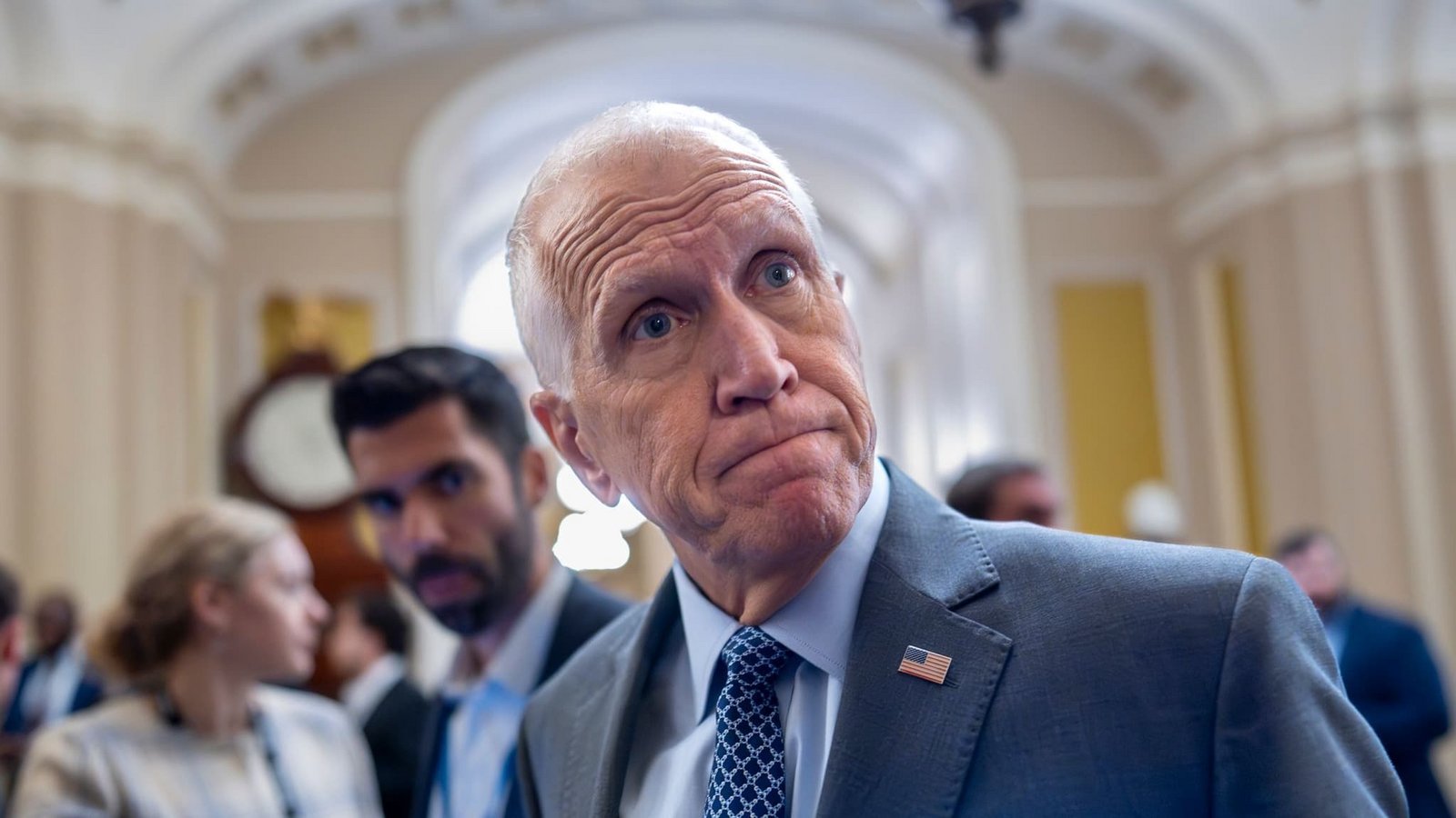 US-Senator Thom Tillis, Republikaner aus North Carolina, Mitglied des Bankenausschusses des Senats, sagt Reportern, dass es ein Fehler wäre, wenn US-Präsident Trump den Vorsitzenden der Federal Reserve, J. Powell, entlassen würde während einer Abstimmung im Senat im Kapitol in Washington (zu dpa: «Trumps Aussetzung von Sanktionen: Parteiübergreifende Kritik»)J. Scott Applewhite/AP/dpa