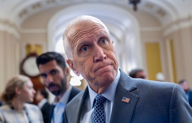 US-Senator Thom Tillis, Republikaner aus North Carolina, Mitglied des Bankenausschusses des Senats, sagt Reportern, dass es ein Fehler wäre, wenn US-Präsident Trump den Vorsitzenden der Federal Reserve, J. Powell, entlassen würde während einer Abstimmung im Senat im Kapitol in Washington (zu dpa: «Trumps Aussetzung von Sanktionen: Parteiübergreifende Kritik»)<span class='image-autor'>J. Scott Applewhite/AP/dpa</span>