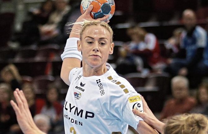 Maura Visser (links) hat jahrelang vollen Einsatz gebracht. Doch zum Ende ihrer Karriere als Profi-Handballerin gibt es einen ganz leisen Abschied von der internationalen Bühne. Foto: Baumann